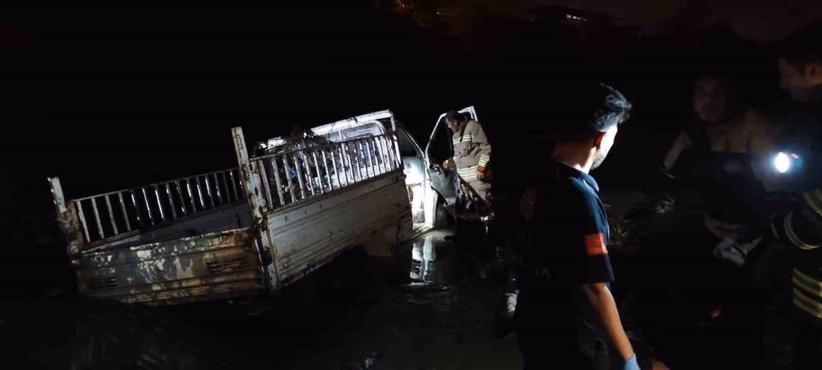 Asi Nehri'ne Düşen Araçtaki 2 Kişi Yaralandı