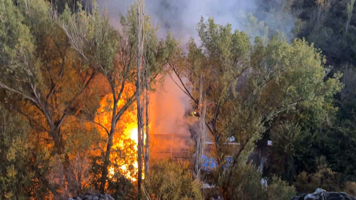 Bağ Evindeki Yangında Piknik Tüpü Patladı