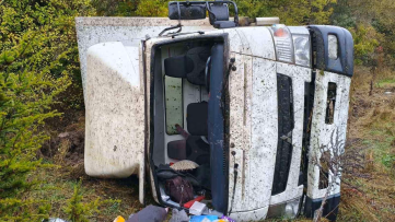 Bilecik'te kamyon ormanlık alana devrildi: 2 yaralı