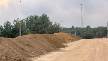 Bilecik'te Yol Kenarına Dökülen Kumlar Tehlike Saçıyor