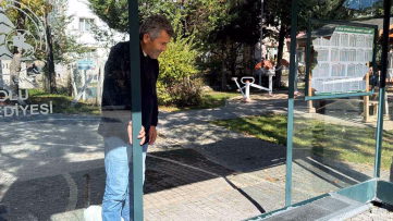 Bolu’da şehir magandaları durak camını kırdı