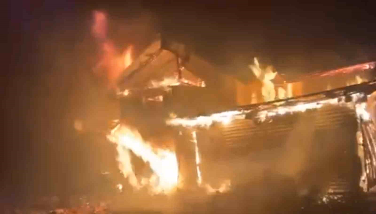 Bolu’da Yayla Evi ve Ahır Yangında Kül Oldu