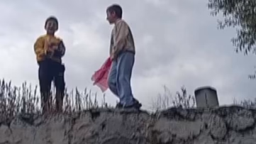 Çocuklardan Kars'ta yürek ısıtan bayrak hareketi