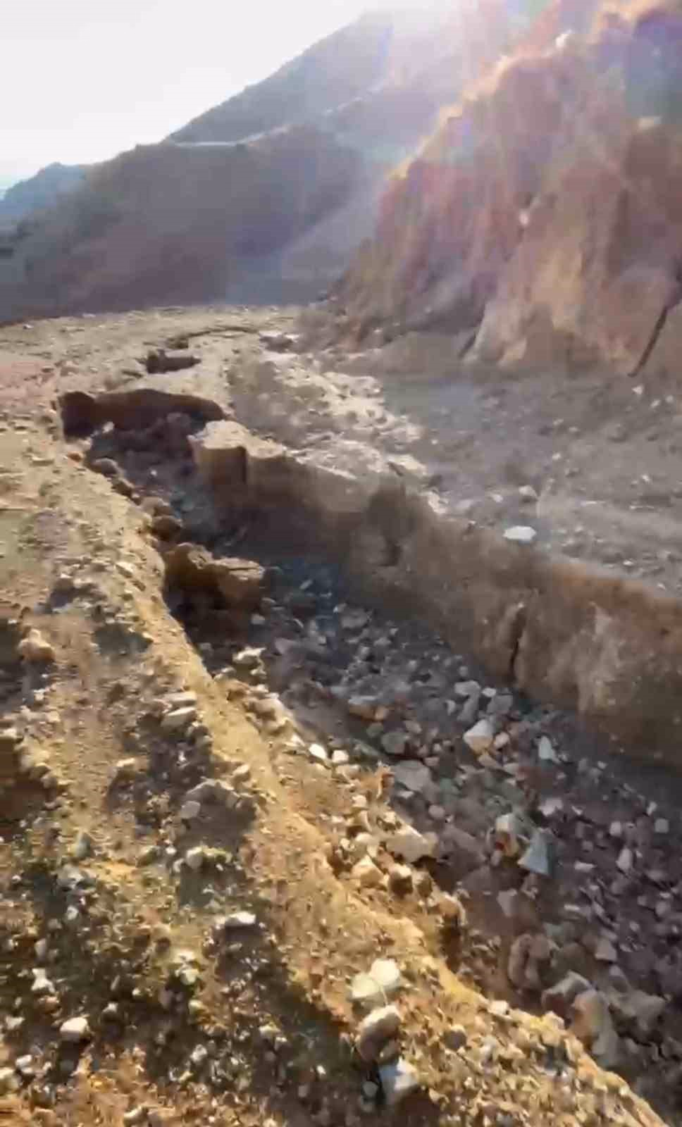 Elazığ'da sel yayla yolunu yardı