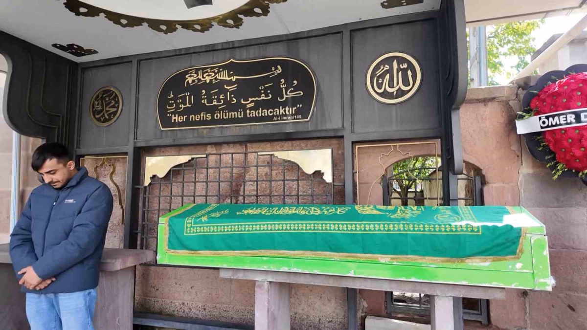 Emekli öğretmen Ruhi Akpınar son yolculuğuna uğurlandı