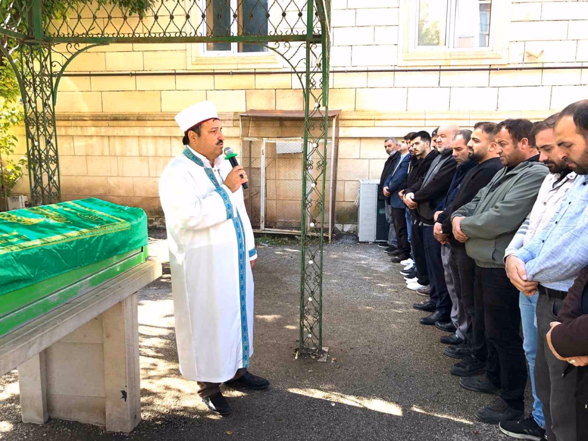Erzurum'da imam, ağabeyinin cenaze namazını kıldırdı