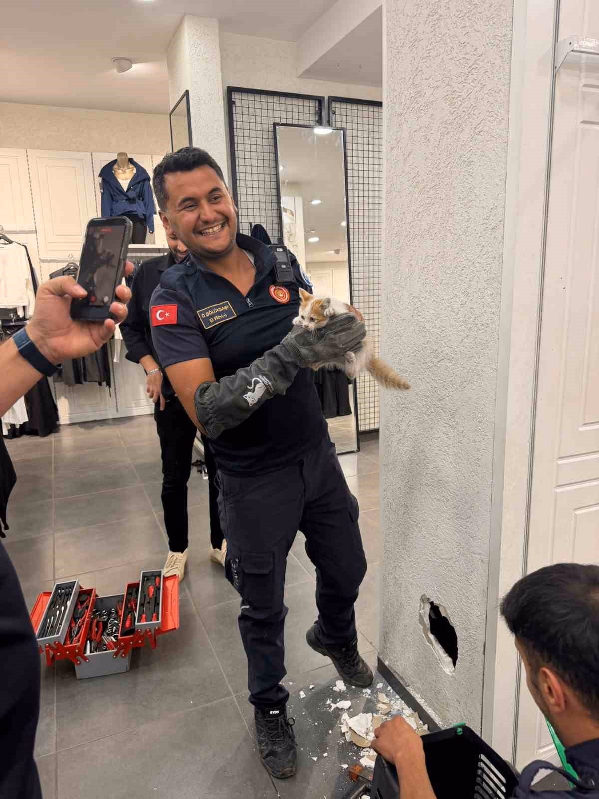 İtfaiyeden mahsur kalan kedi ile köpeğe kurtarma operasyonu
