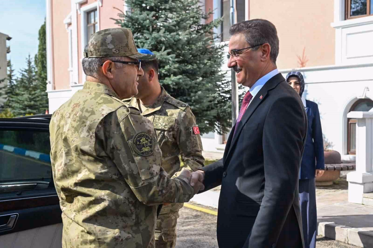 Kara Kuvvetleri Komutanı Erzurum'da Ziyaretlerde Bulundu