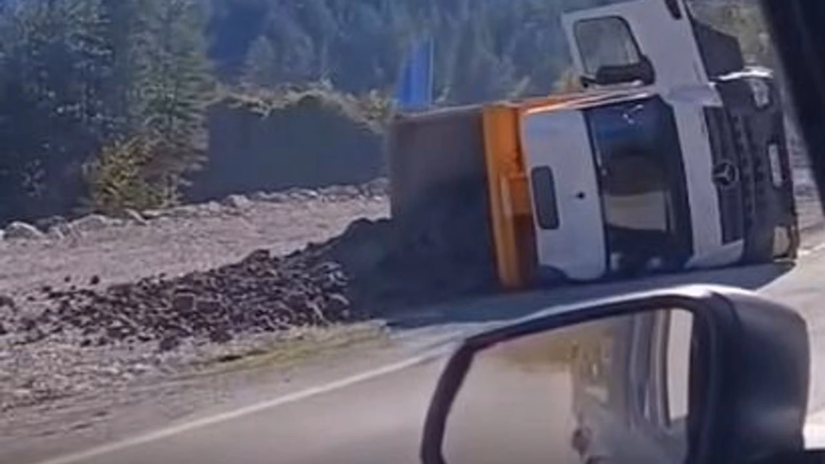 Kastamonu-İnebolu Yolunda Korkutan Kaza: Hafriyat Kamyonu Yola Devrildi!