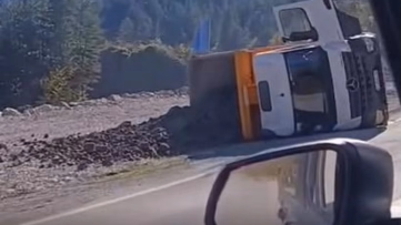 Kastamonu-İnebolu Yolunda Korkutan Kaza: Hafriyat Kamyonu Yola Devrildi!