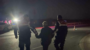 Kazanın şokunu yaşayan yaşlı sürücüyü jandarma teselli etti