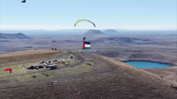 Konya'da Filistin bayraklı yamaç paraşütü uçuşu