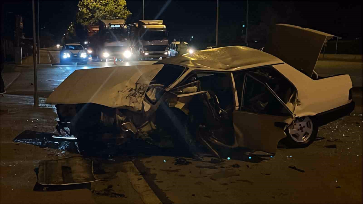 Konya'da İki Otomobil Çarpıştı: Beş Yaralı