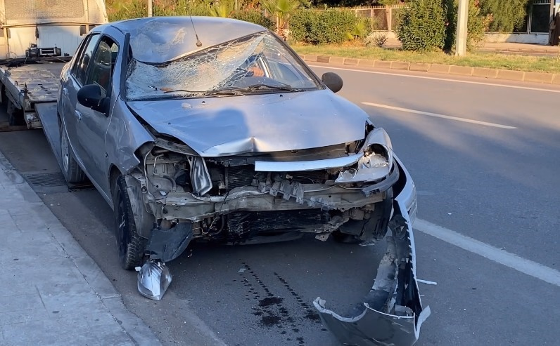 Mersin'de Otomobil Yayaya ve Araçlara Çarptı