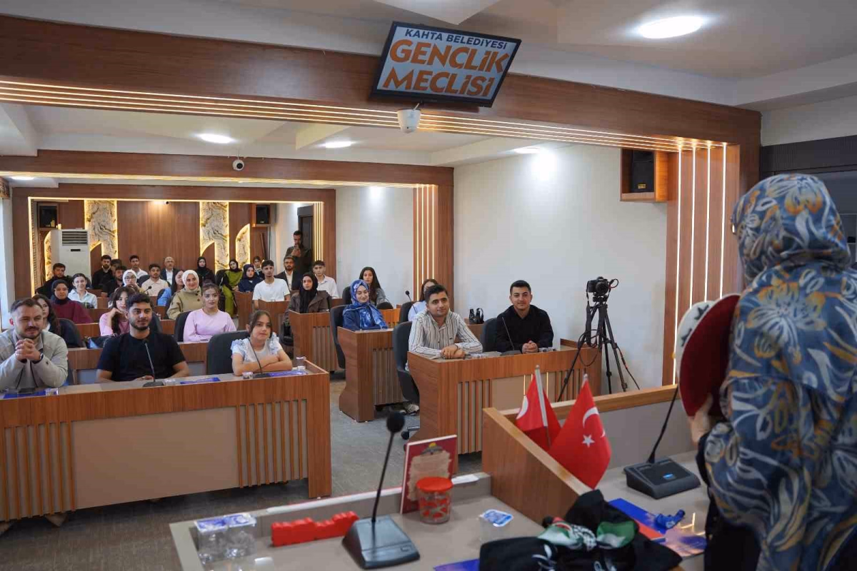 Mine İzgi Kahta'da Gençlerle Buluştu