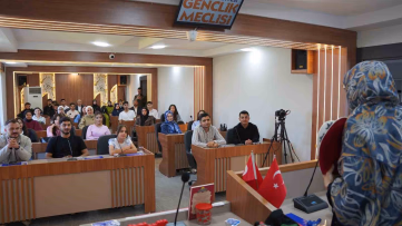 Mine İzgi Kahta'da Gençlerle Buluştu