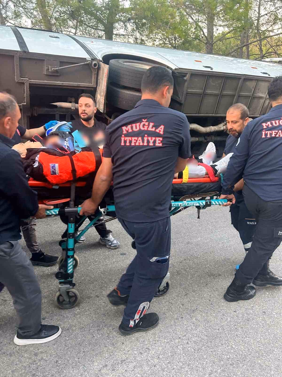 Muğla'da Servis Minibüsü Devrildi: 3 Yaralı