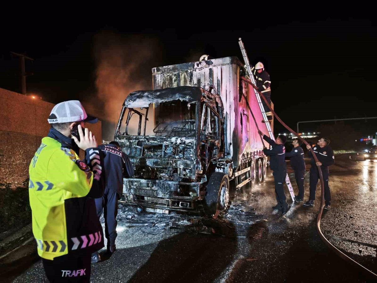 Muğla'da Seyir Halindeki Kamyon Yandı