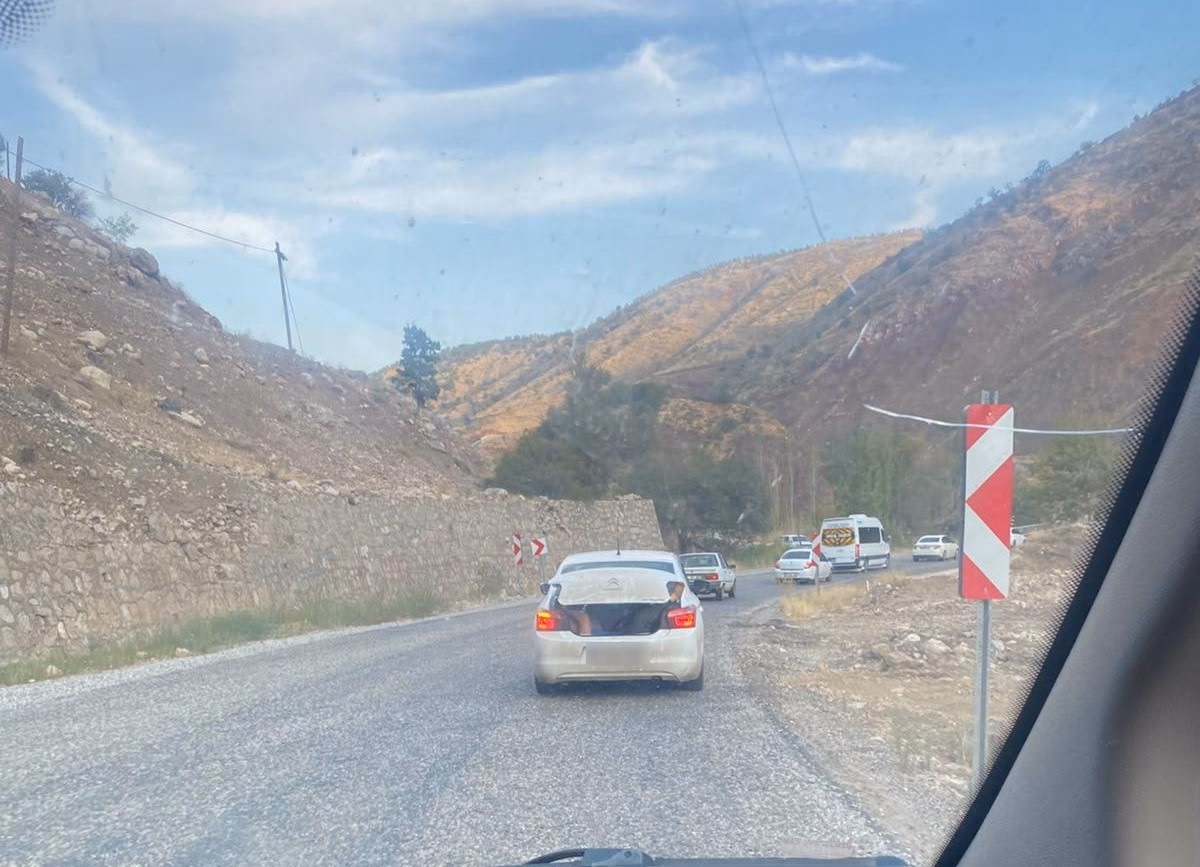 Otomobilin Bagajında Tehlikeli Yolculuk Kamerada