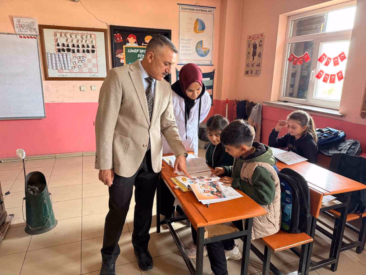 Patnos'ta öğrencilere kırtasiye ve çanta desteği