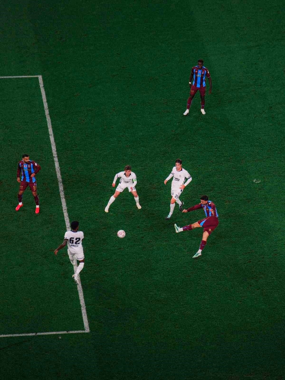 Trabzonspor Beşiktaş'ı İlk Yarıda Geçti