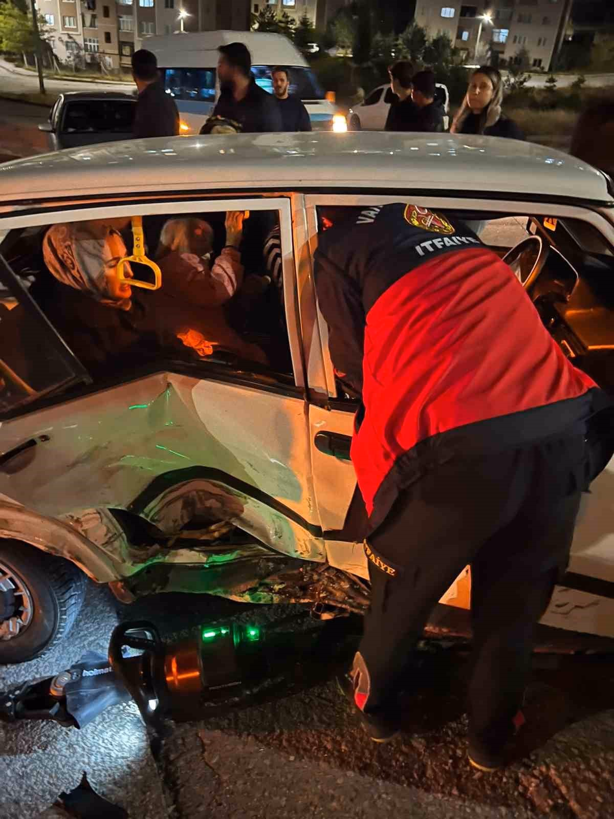Van'da Otomobiller Çarpıştı: 3 Yaralı