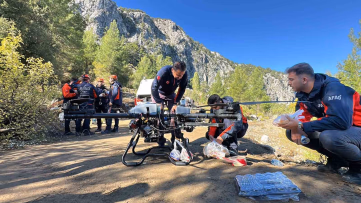 Yazılı Kanyon'da mahsur kalanlara dronla erzak