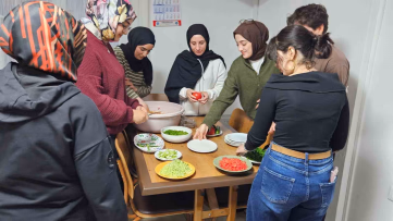 Yurttaki öğrenciler paketli gıda yerine kısır yaptı