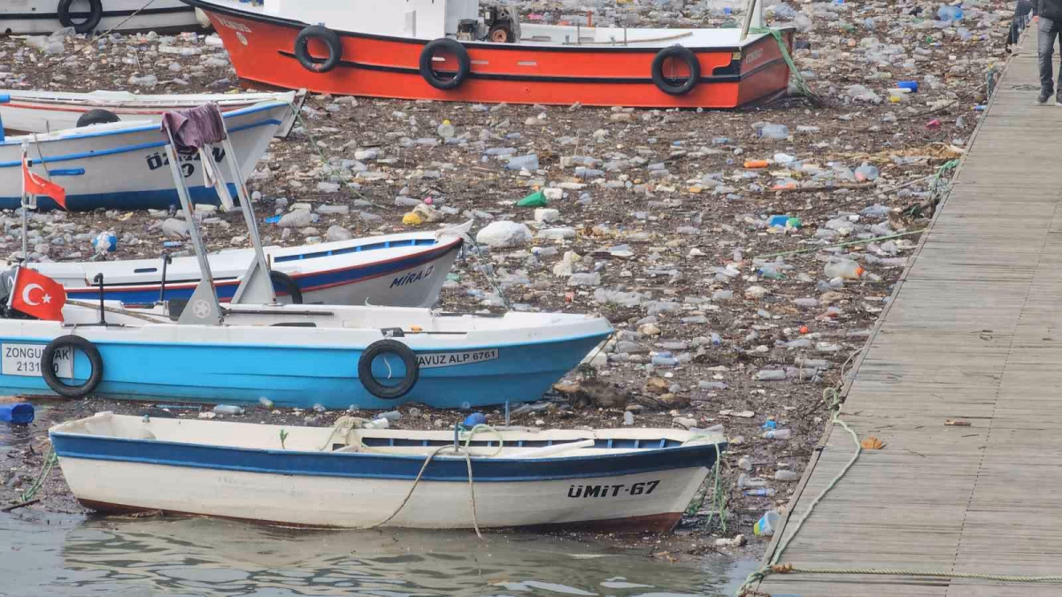 Zonguldak Limanı'nı Atıklar Deniz Yüzeyini Kapladı
