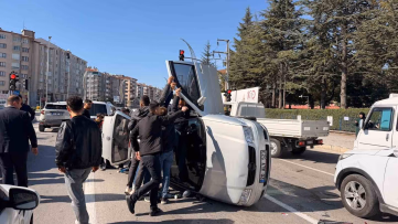Afyonkarahisar'da Otomobil Işıkta Bekleyen Araçlara Çarptı