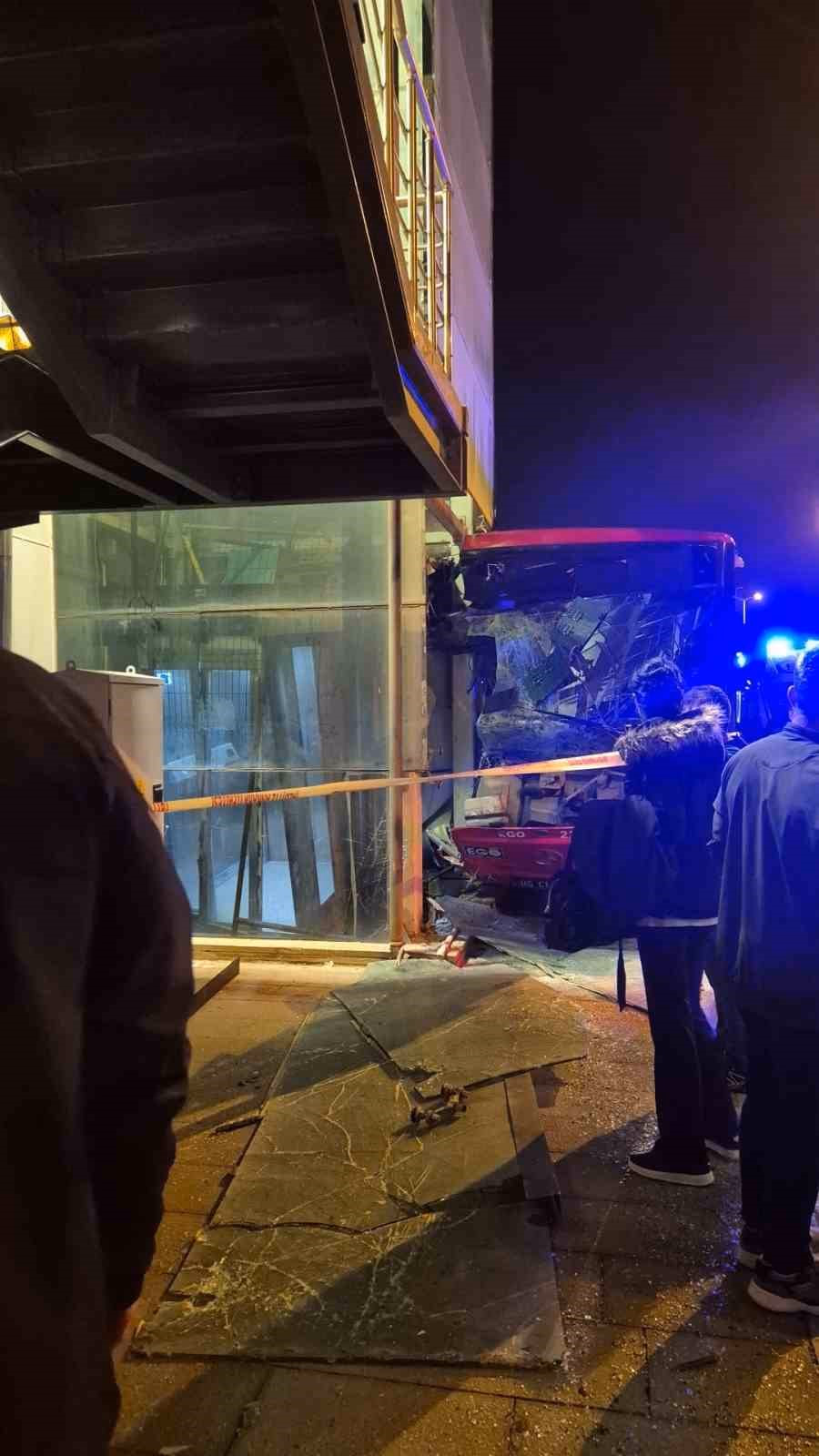 Ankara'da EGO otobüsü asansöre çarptı