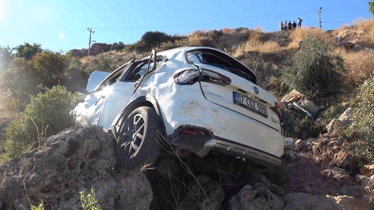 Antalya'da Uçuruma Yuvarlanan Araçtan Yaralı Kurtuldu