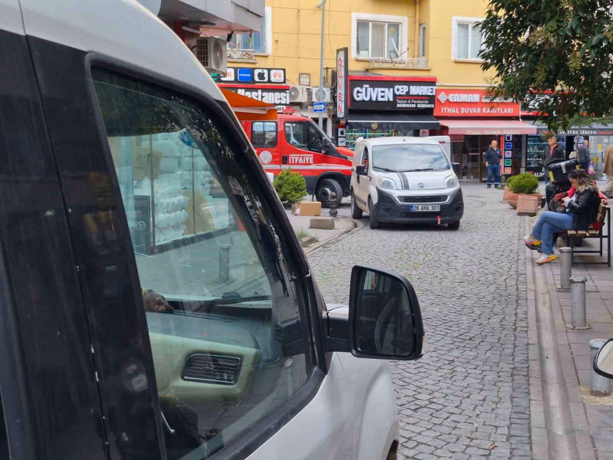 Ara sokaktaki araçlar itfaiyeye engel oldu