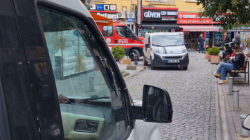 Ara sokaktaki araçlar itfaiyeye engel oldu