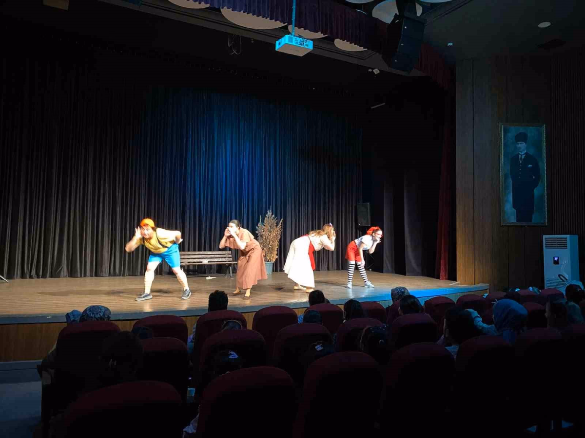 Balıkesir Şehir Tiyatrosu ilk ayında büyük ilgi gördü