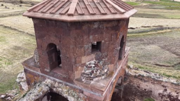Bin Beş Yüz Yıllık Kızıl Kilise Ayakta