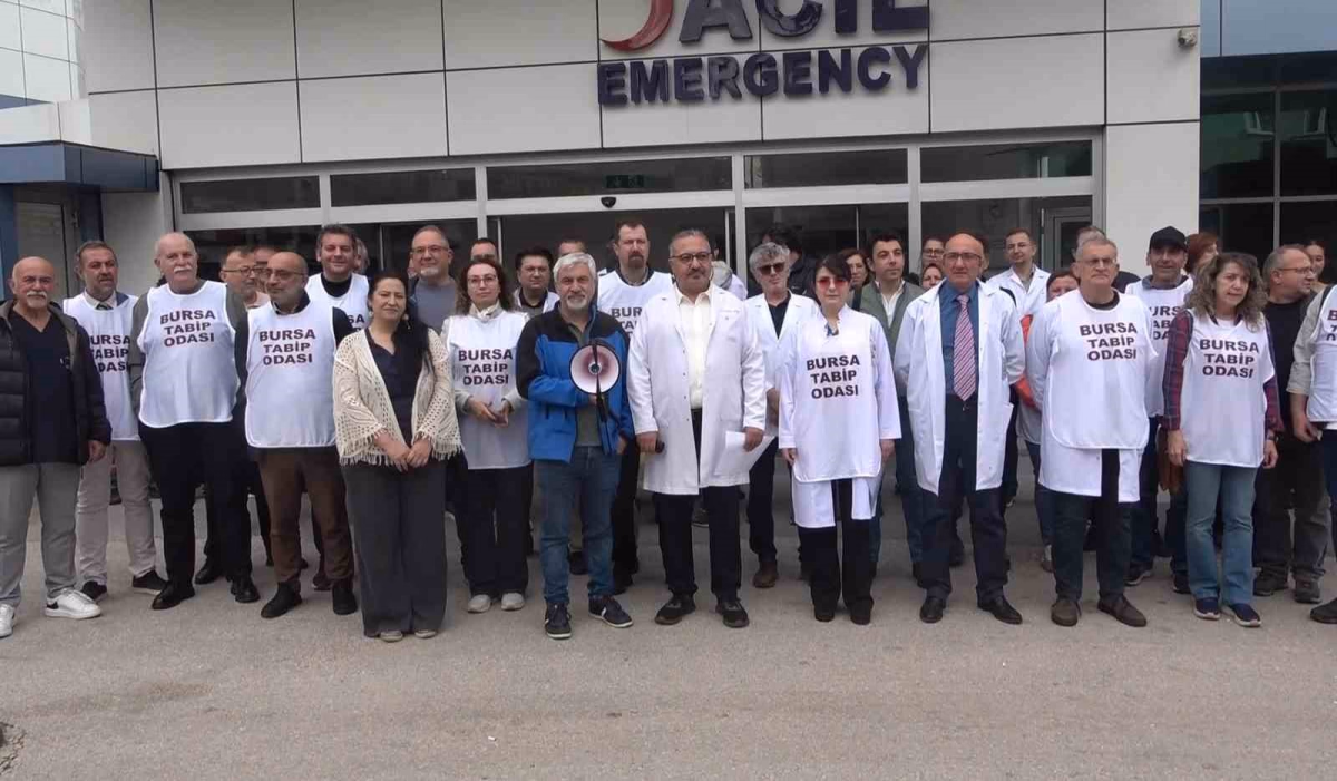 Bursa'da hekimlerden altı aydır maaş alamama eylemi