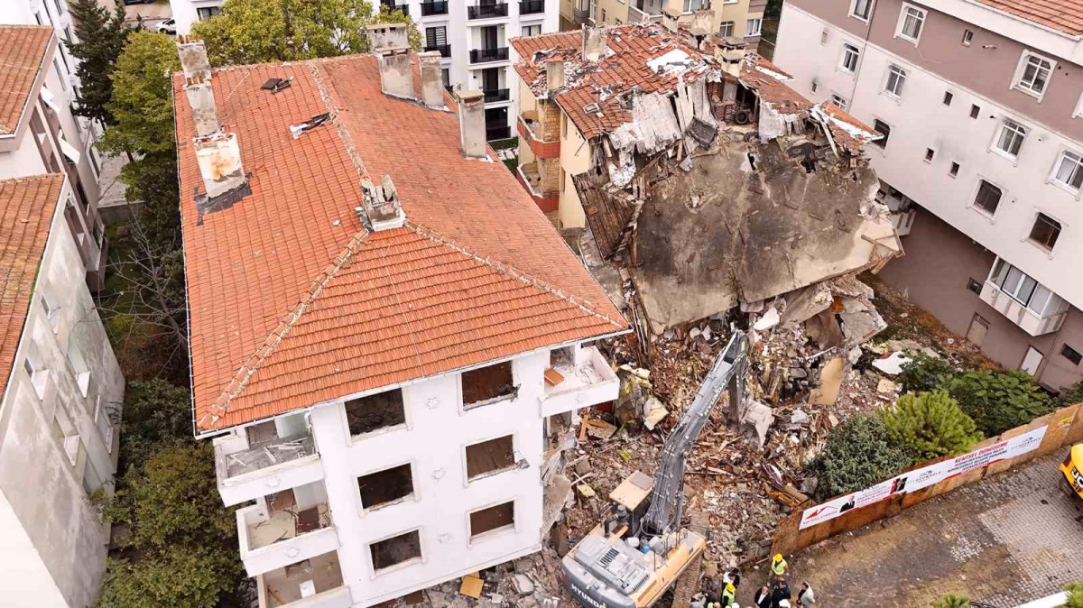Büyükçekmece'de Riskli Binalar Yıkıldı