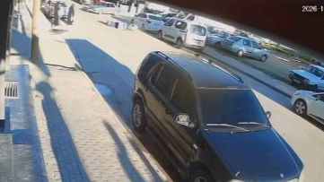 Devrilen Motokurye Otomobile Çarptı