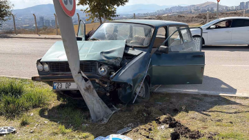 Elazığ'da Otomobil Direğe Çarptı