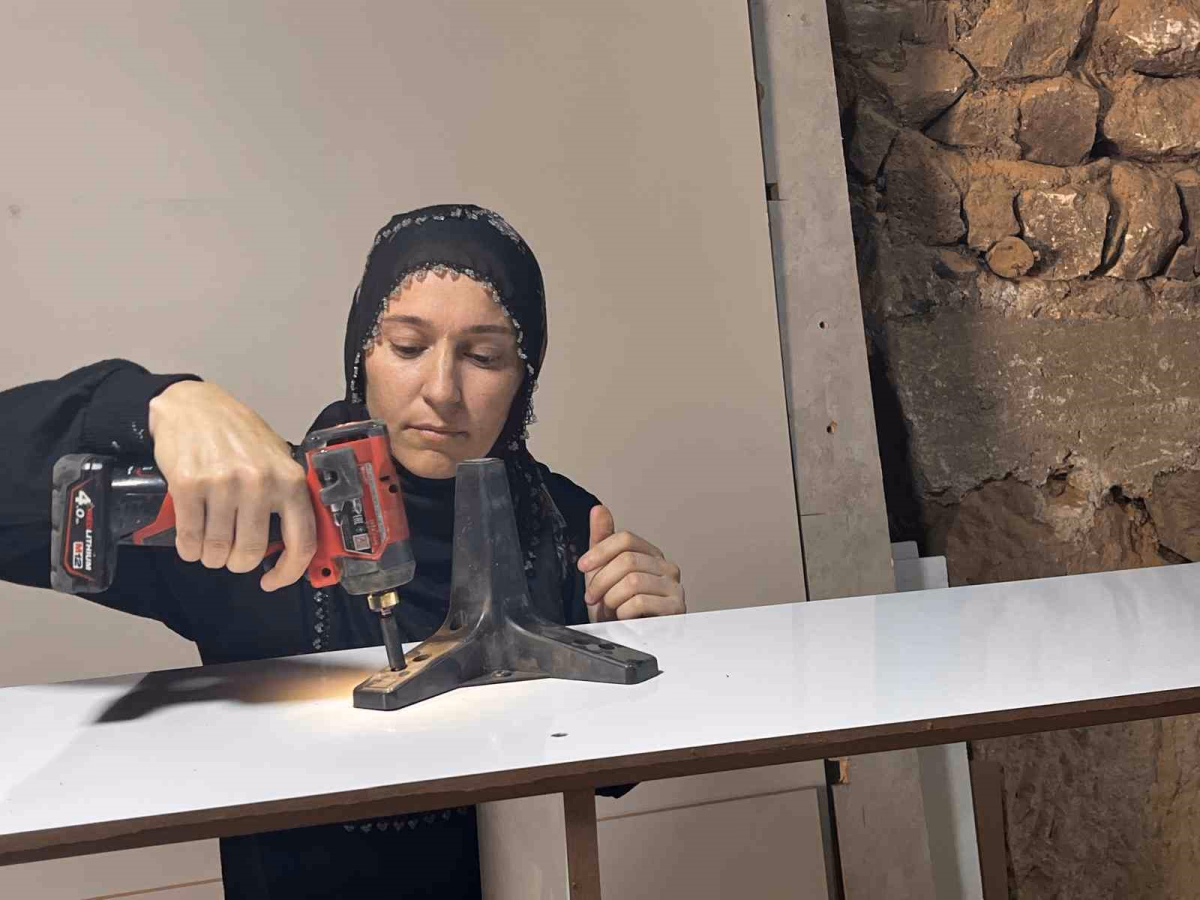 Eşine destek olmak için mobilya ustası oldu