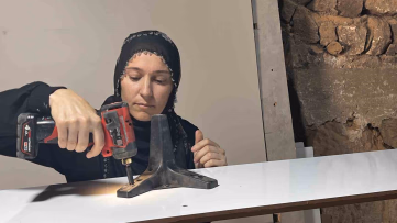 Eşine destek olmak için mobilya ustası oldu