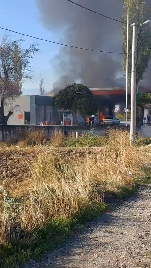 İzmir'de Akaryakıt Pompasında Yangın