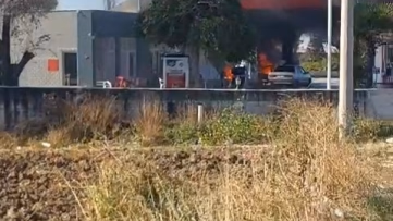 İzmir'de Akaryakıt Pompasında Yangın