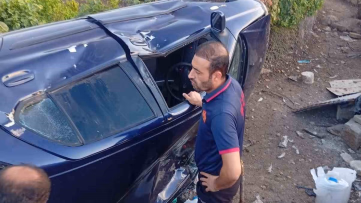 Kurtalan’da otomobil evin bahçesine uçtu
