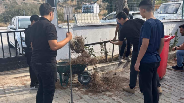Öğrenciler Okul Bahçesini Temizleyerek Farkındalık Yarattı
