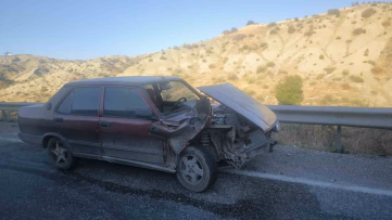 Otomobil Bariyerlere Çarptı: 1 Yaralı