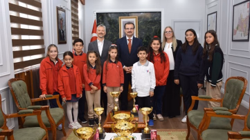 Şampiyon satranççılardan kaymakama ziyaret