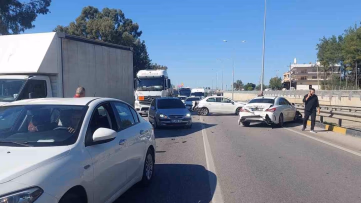 Serik'te üç araçlı zincirleme kaza