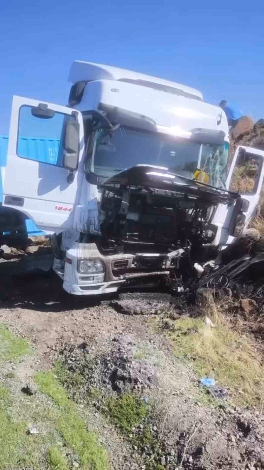 Siverek'te Şarampole Giren Tırın Sürücüsü Yaralandı